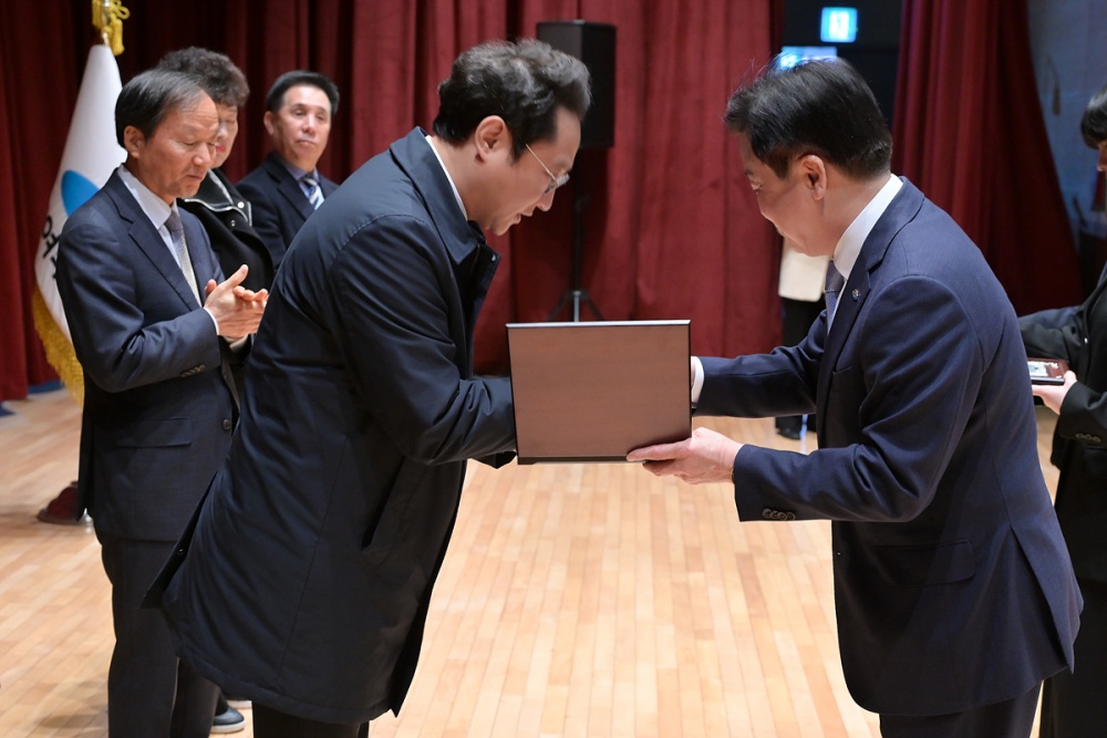 ▲여수시는 3월 3일 납세자의 날을 맞아 우수납세자 10명을 선정하고 인증패를 수여했다. ⓒ여수시