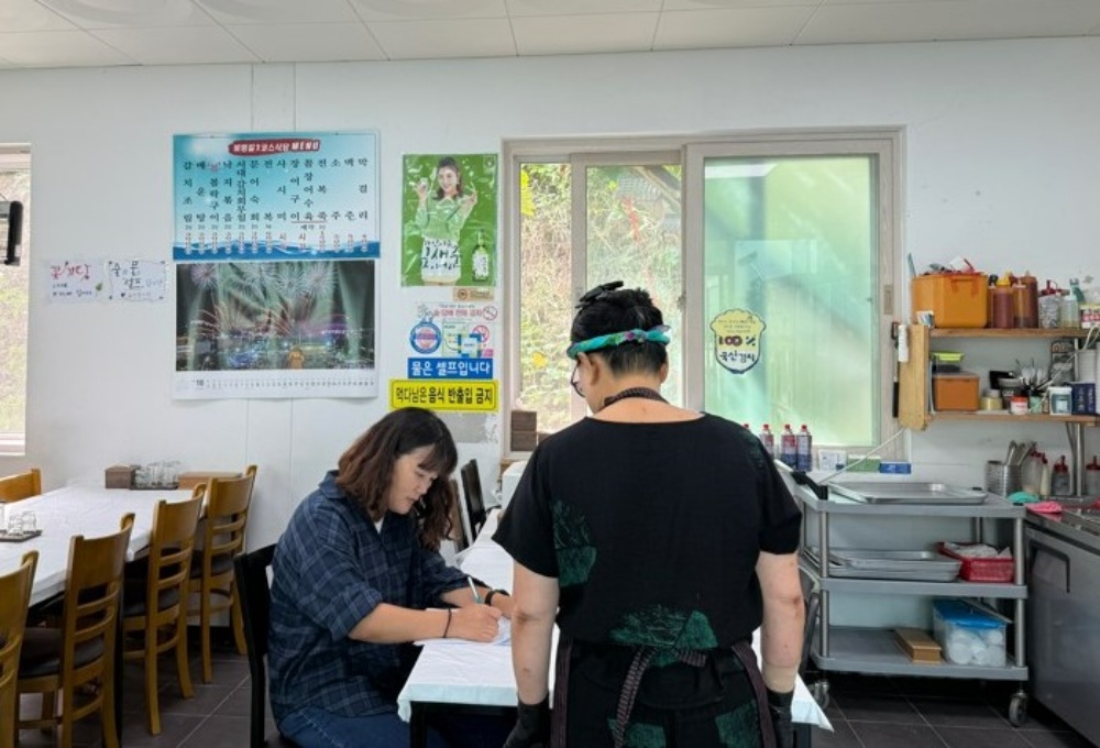 ▲보건소 직원이 관내 한 음식점을 방문해 영업자의 의견을 청취하고 있다. ⓒ여수시