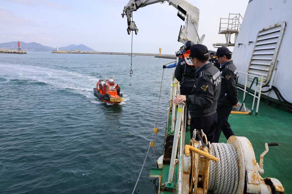 ▲ 김기용 서장이 단정 양하강 훈련을 집행하고 있다. ⓒ여수해양경찰서