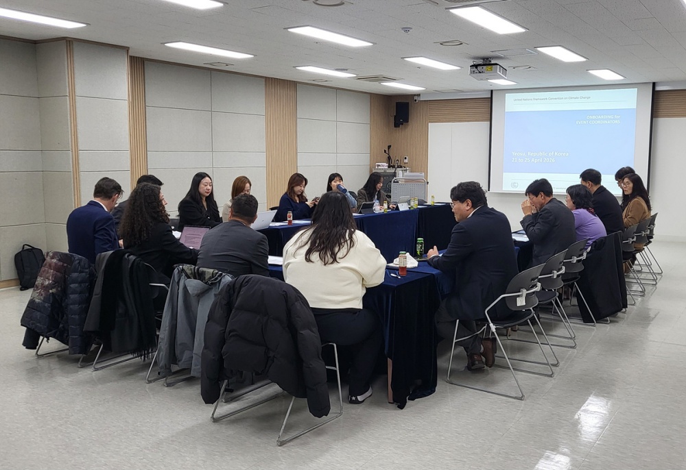 ▲ UNFCCC 사무국 기술지원단, 기후에너지환경부, 전라남도, 여수시, 여수광양항만공사(여수엑스포관리(주)) 등 유관 기관 관계자 현장 실사 관련 회의 ⓒ여수시