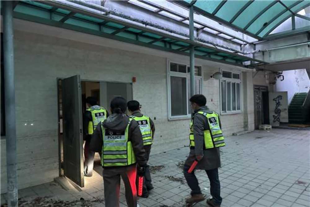 ▲ 폐원이 된 성심병원 장례식장 등 취약 지역을 중심으로 아웃리치 활동을 하였다. ⓒ여수경찰서