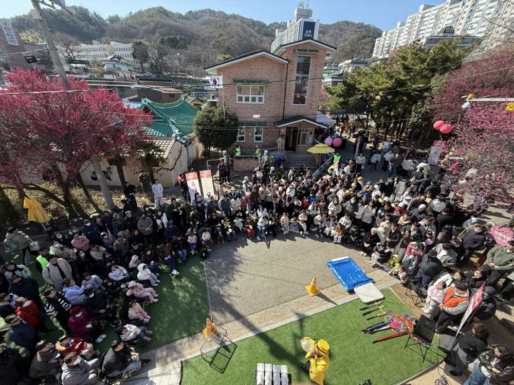 ▲ 지난 7일 탐매희망센터 일원에서 열린 ‘제8회 매곡동 탐매축제’에서 관람객들이 마술·버블쇼 공연을 관람하고 있다. ⓒ순천시