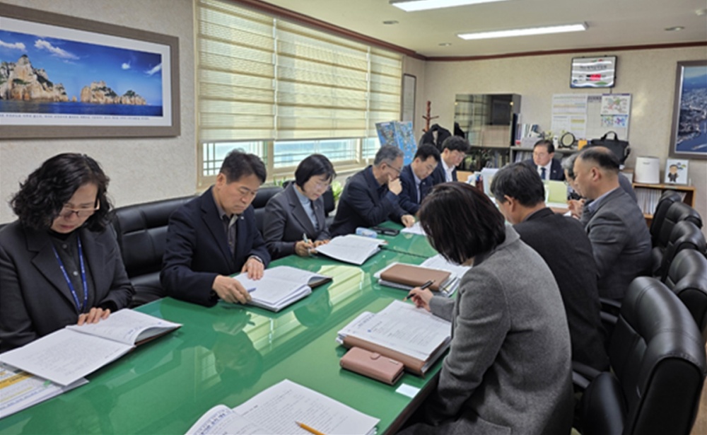 ▲지난 9일 부시장실에서 ‘공공기관 유치 대응 TF 회의’에서 정현구 부시장과 관련 부서 과장들이 기관별 추진 현황 자료를 검토하며 실무적인 대응 방향을 공유하고 있다. ⓒ여수시