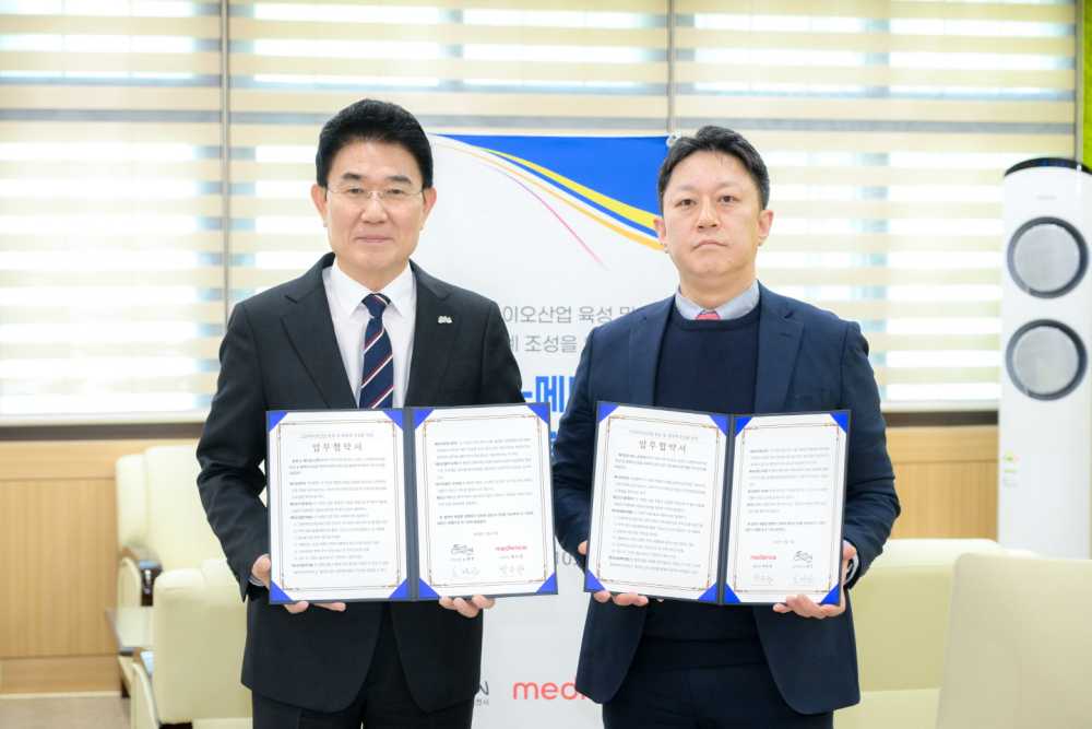 ▲10일 순천시와 메디앙스(주) 관계자들이 순천시청에서 ‘그린바이오 산업 육성 및 생태계 조성을 위한 업무협약’을 체결하고 기념촬영을 하고 있다. ⓒ