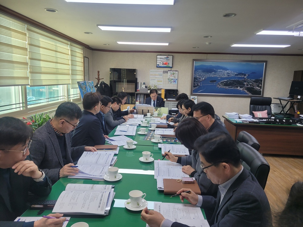 ▲여수시가 중동사태 민생경제 안정 대책 마련을 위한 긴급 간부회의를 진행하고 있다. ⓒ여수시