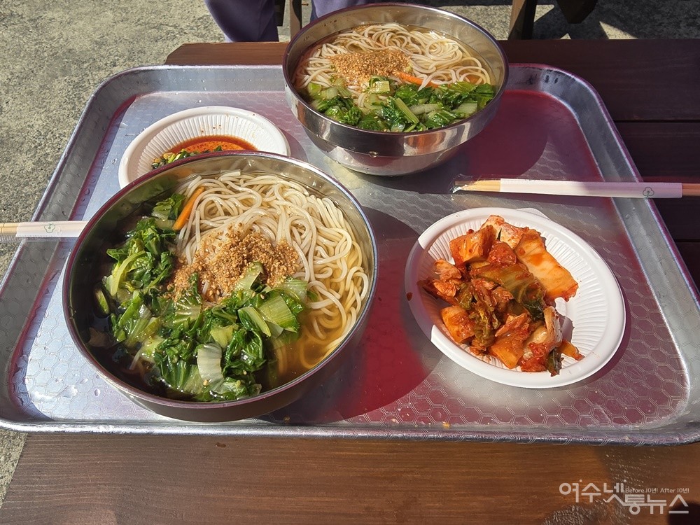 ▲ 봄 기운을 가득 담은 봄동국수(6,000원) ⓒ조찬현