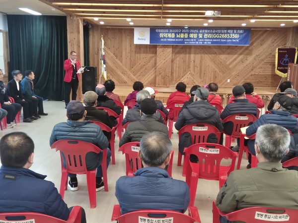 ▲ 사업 시작을 알리는 구봉로타리클럽 김대근 회장 ⓒ여수구봉로타리클럽