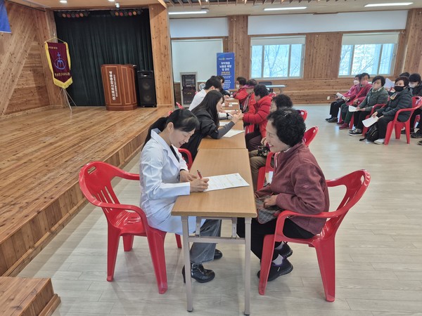 ▲ 어르신들의 문진표를 작성하는 여수구봉로타리클럽 회원들 ⓒ여수구봉로타리클럽