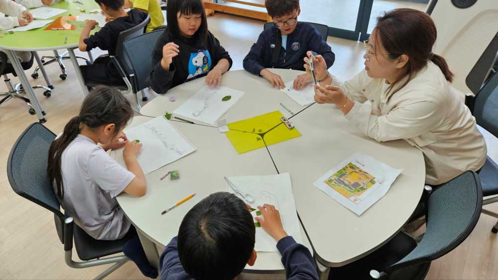 ▲ 송산초등학교 학생들이 ‘학교 숲 생태 지도 그리기’ 활동을 하고 있다. ⓒ전라남도교육청