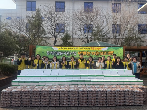 ▲ 복지관 직원들과 활동지원사와  기념사진촬영하고 있다.