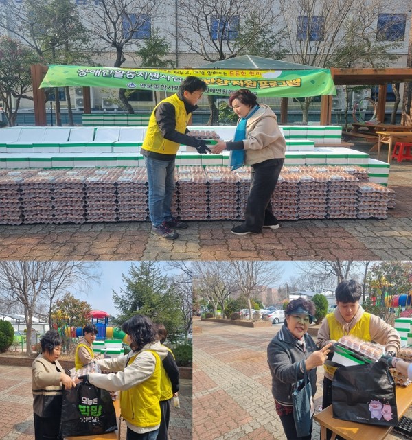 ▲  활동지원서비스 이용자를 위한 밑반찬을 활동지원사에게 전달하고 있다.