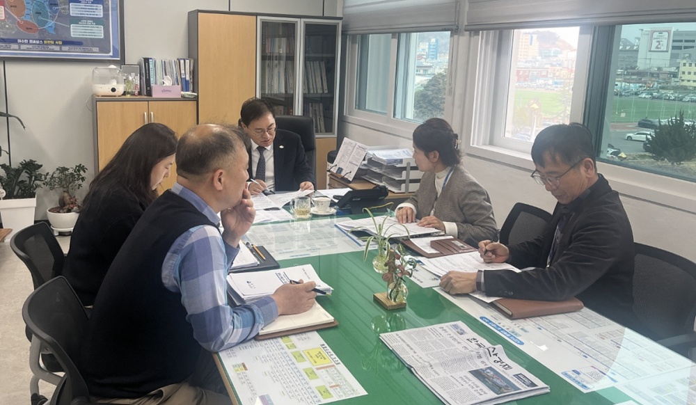 ▲ 정현구 부시장이 국동임시별관 청사에서 찾아가는 현장 결재를 진행하고 있다. ⓒ여수시