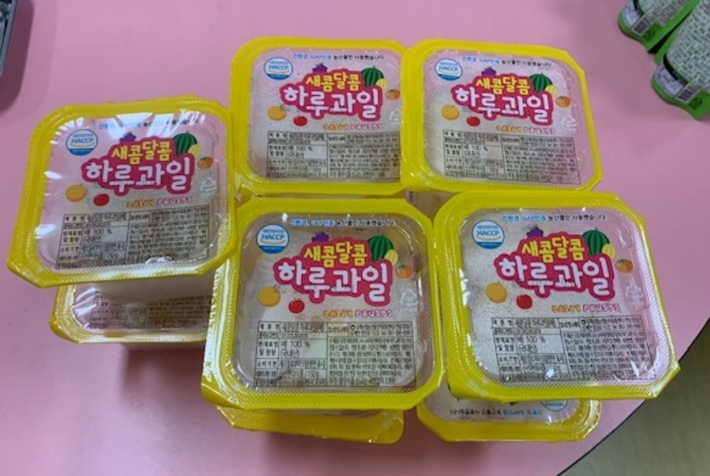 ▲초등돌봄교실을 이용한 어린이에게 지원된 과일간식  ⓒ여수시