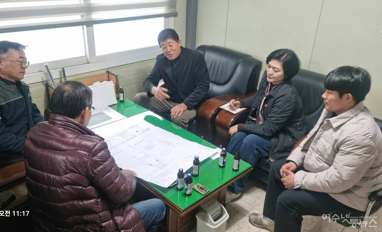 ▲여수-연도 주민들의 오랜숙원인 여객선 운항과 통영조선소를 찾은 모습 ⓒ박성미 의원 페이스북