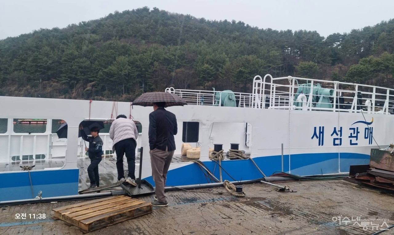 ▲여수-연도 주민들의 오랜 숙원인 여객선 운항을 앞두고 통영조선소를 찾은 가운데 진도에서 진수중인 여객선 모습 ⓒ박성미 의원 페이스북