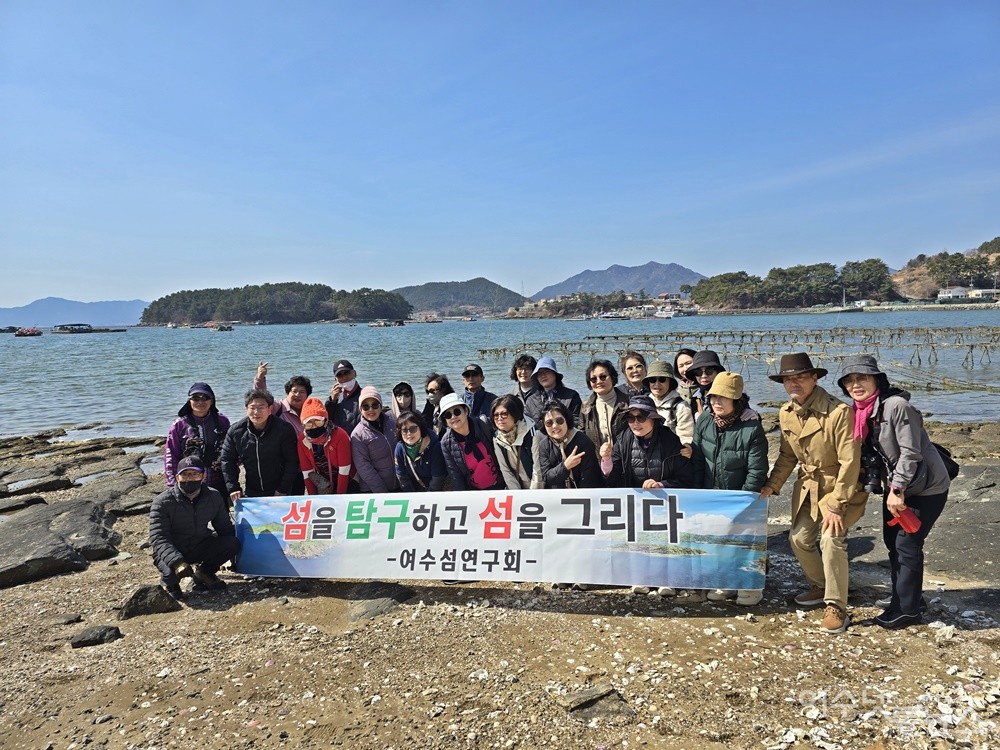 ▲ 여수섬연구회 회원들이 경남 고성 ‘목섬’ 무인도 탐방에 앞서 기념쵤영을 하고 있다. ⓒ조찬현