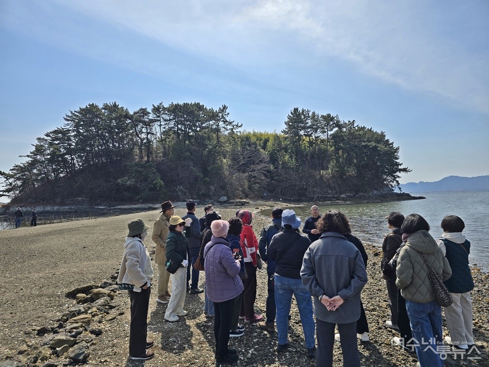 ▲ 탐방단의 안내를 맡은 선종필 목섬 대표가 목섬에 대해 설명하고 있다. ⓒ조찬현