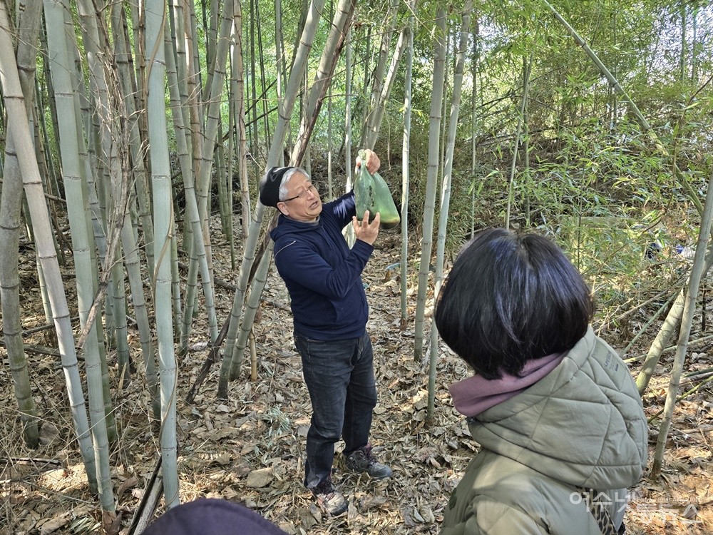 ▲ 선종필 목섬 대표가 섬 옛 주민들이 사용했던 간장병, 정종병 등에 설명하고 있다. ⓒ조찬현