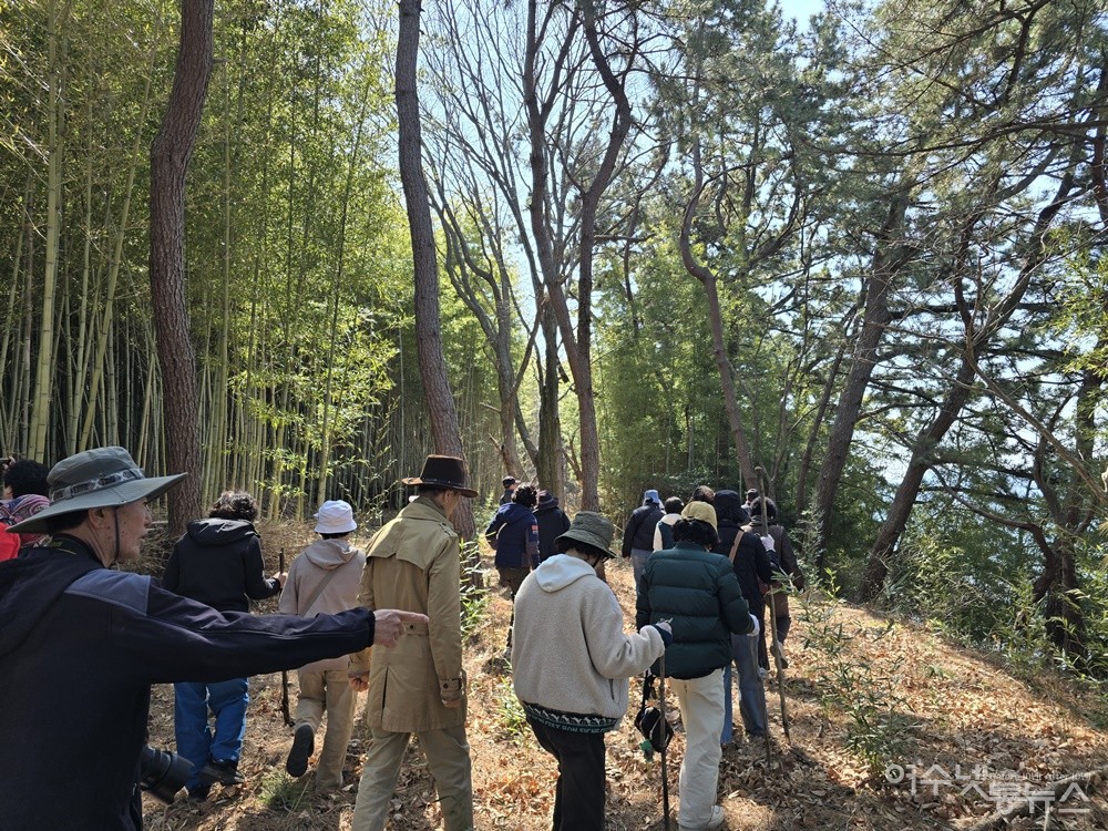 ▲ 여수섬연구회 회원 30여 명이 무인도인 경남 고성 목섬을 탐방하고 있다. ⓒ조찬현