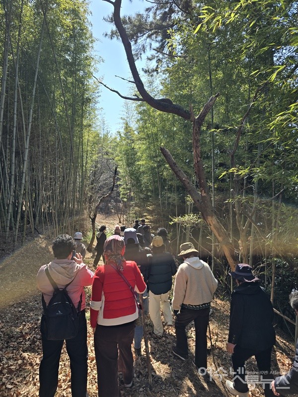 ▲ 여수섬연구회 회원 30여 명이 무인도인 경남 고성 목섬을 탐방하고 있다. ⓒ조찬현