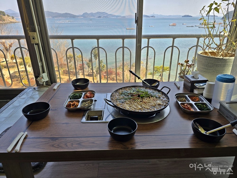 ▲ 탐방단이 바다가 보이는 고성 태평장가든에서 맛본 가성비 높은 소불고기 백반이다.  ⓒ조찬현