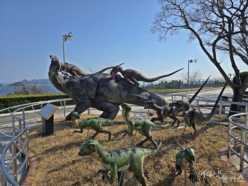 ▲ 목섬 탐방을 마친 일행은 인근 고성 공룡박물관으로 이동해 자연 경관과 테마 공원의 조화를 확인했다. ⓒ조찬현