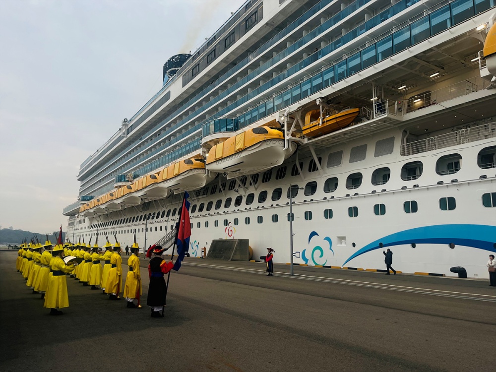 ▲ 지난 15일 여수항에 중국 대형 크루즈 ‘아도라 매직시티(Adora Magic City)’호가 입항했다. ⓒ여수시