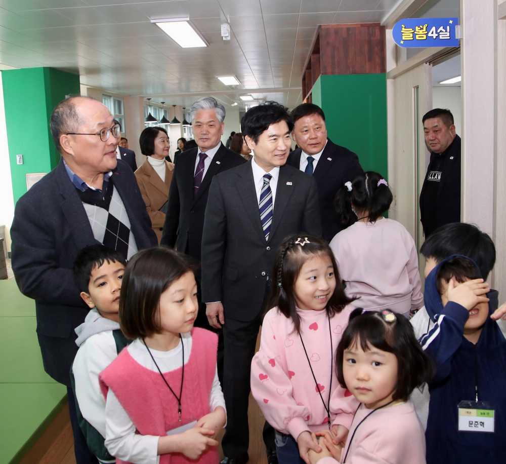 ▲김대중 전남교육감과 관계자, 학생들이 영암 삼호서초 별관동에 문을 연 ‘영암늘봄꿈터’ 시설을 둘러보고 있다. ⓒ전라남도교육청