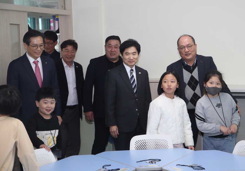 ▲김대중 전남교육감과 관계자, 학생들이 영암 삼호서초 별관동에 문을 연 ‘영암늘봄꿈터’ 시설을 둘러보고 있다. ⓒ전라남도교육청