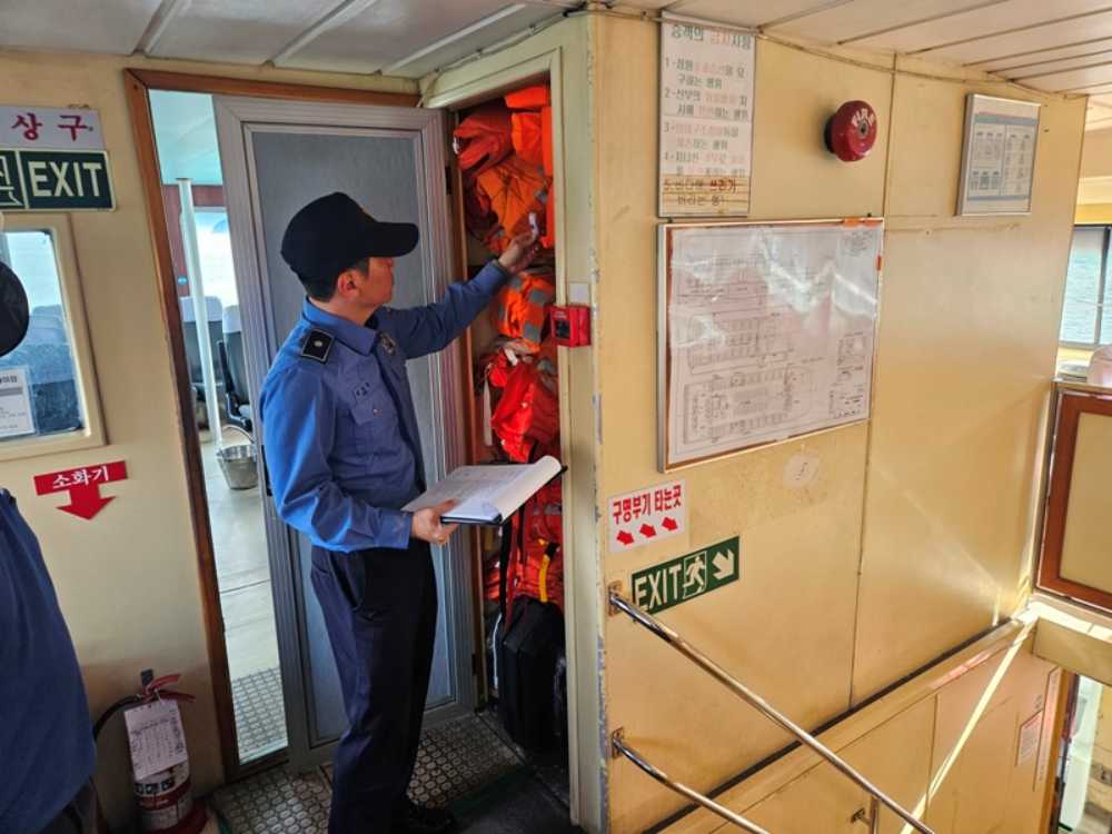 ▲승객의 구명설비를 점검하는 해양경찰. ⓒ여수해양경찰서