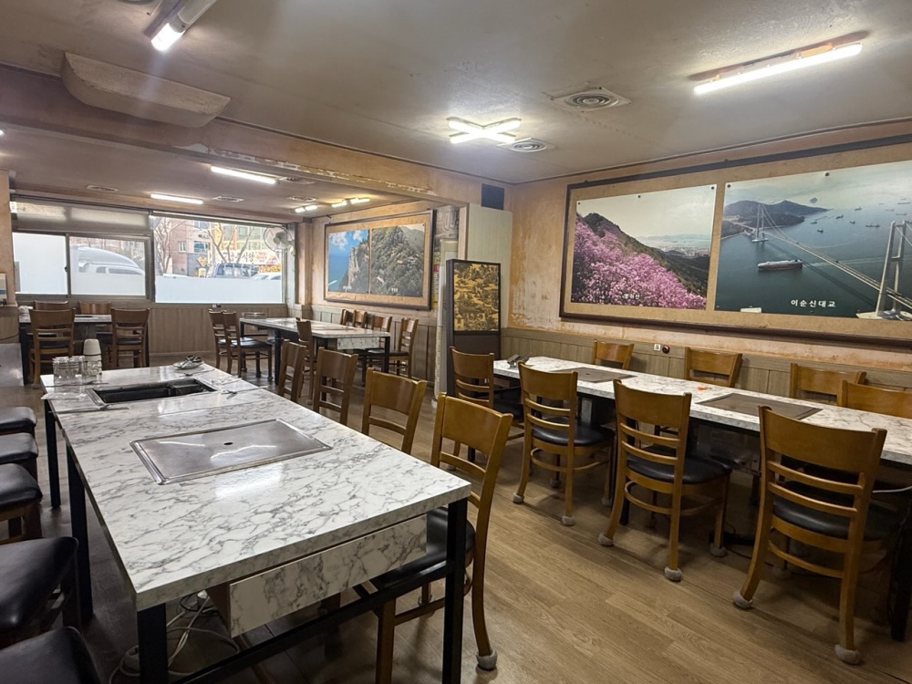 ▲여수시는 선진 음식문화 개선과 2026여수세계섬박람회 대비를 위해 ‘2026년 음식점 입식테이블 및 경사로 설치 지원사업’을 추진한다. ⓒ여수시