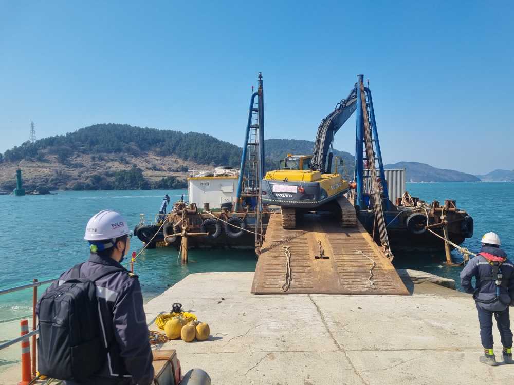 ▲여수해경이 해상공사 동원선박 대상 해양오염 점검을 실시하고 있다. ⓒ여수해양경찰서