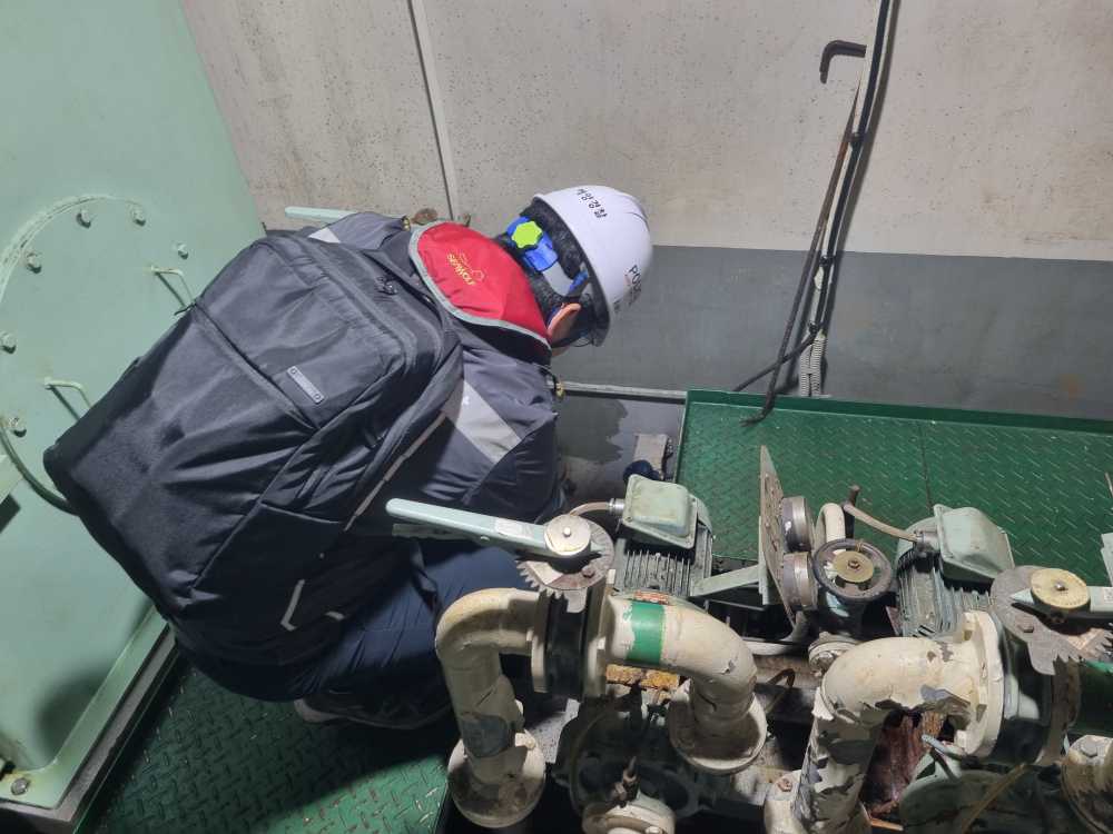 ▲ 여수해경이 해상공사 동원선박 대상 해양오염 점검을 실시하고 있다. ⓒ여수해양경찰서