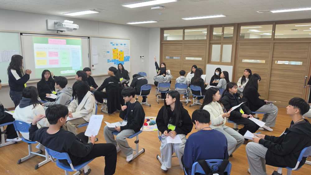 ▲전라남도교육청학생교육원이 운영 중인 ‘찾아가는 평화 감수성 키움교실’이 학교 현장에서 큰 호응 얻고 있다. 사진은 ‘회복적 서클’ 활동 모습. ⓒ전라남도교육청학생교육원