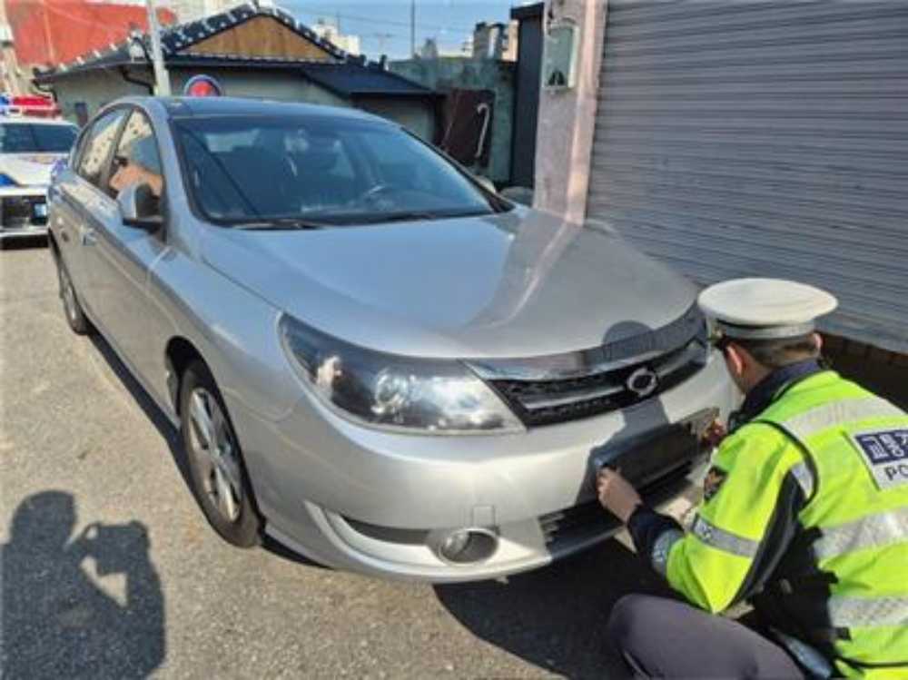 ▲ 교통법규 위반 과태료 상습 체납 차량에 대해 번호판 영치  ⓒ여수경찰서