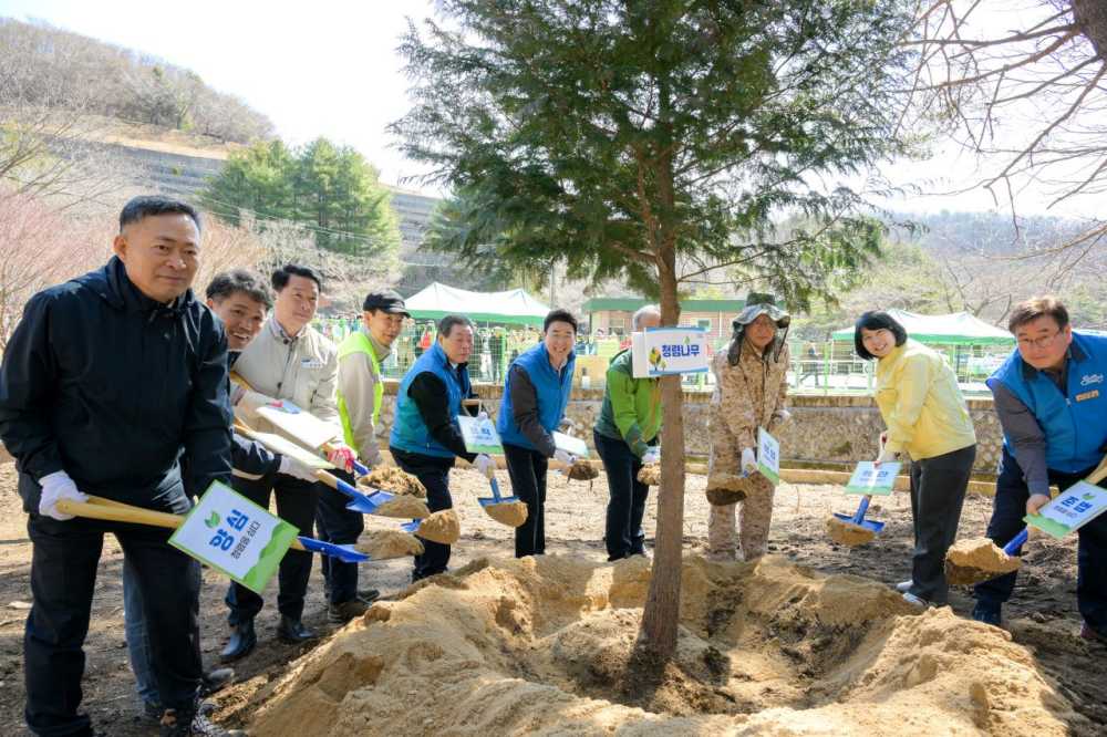 ▲순천시립공원묘지 인근에서 노관규 시장을 비롯한 관계자들이 청렴 나무심기 행사를 진행하고 있다 ⓒ순천시