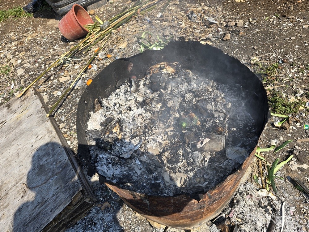 ▲ 여수 소경도 마을 주민 생활 쓰레기 소각 현장 ⓒ조찬현