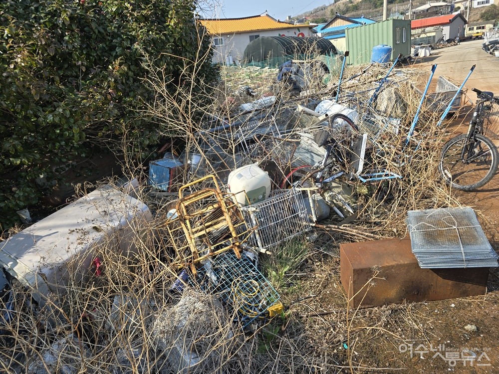 ▲ 여수 소경도에 방치된 불법 쓰레기 ⓒ조찬현