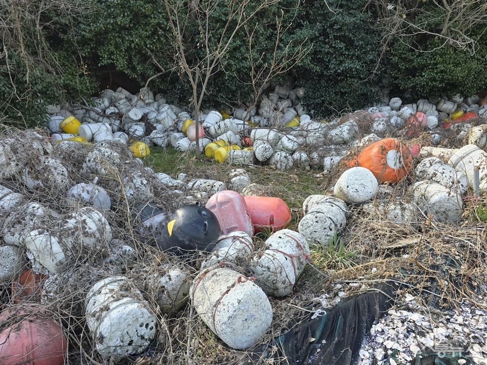 ▲ 여수 소경도에 방치된 불법 쓰레기  ⓒ조찬현