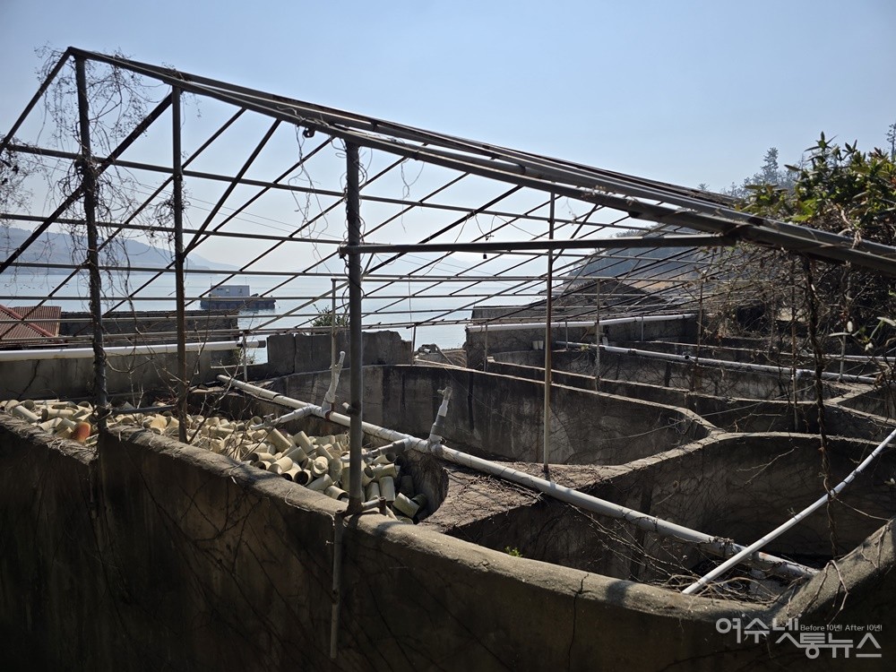 ▲ 여수 소경도 방치된 양식장 건물 ⓒ조찬현