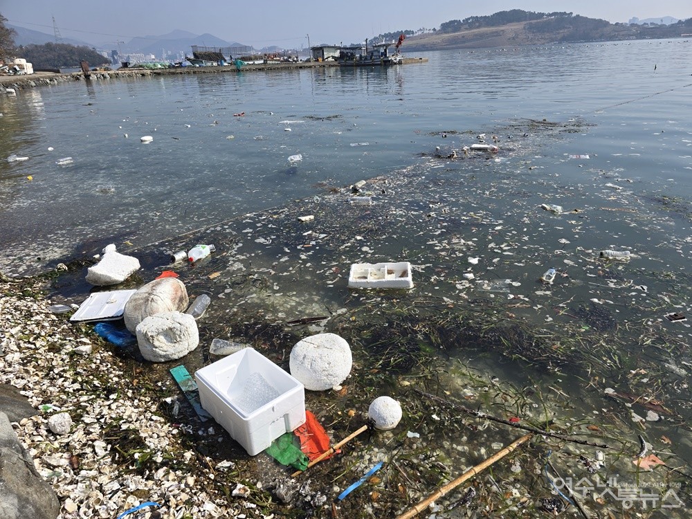 ▲ 소경도 해안에 밀려온 바다 쓰레기 ⓒ조찬현