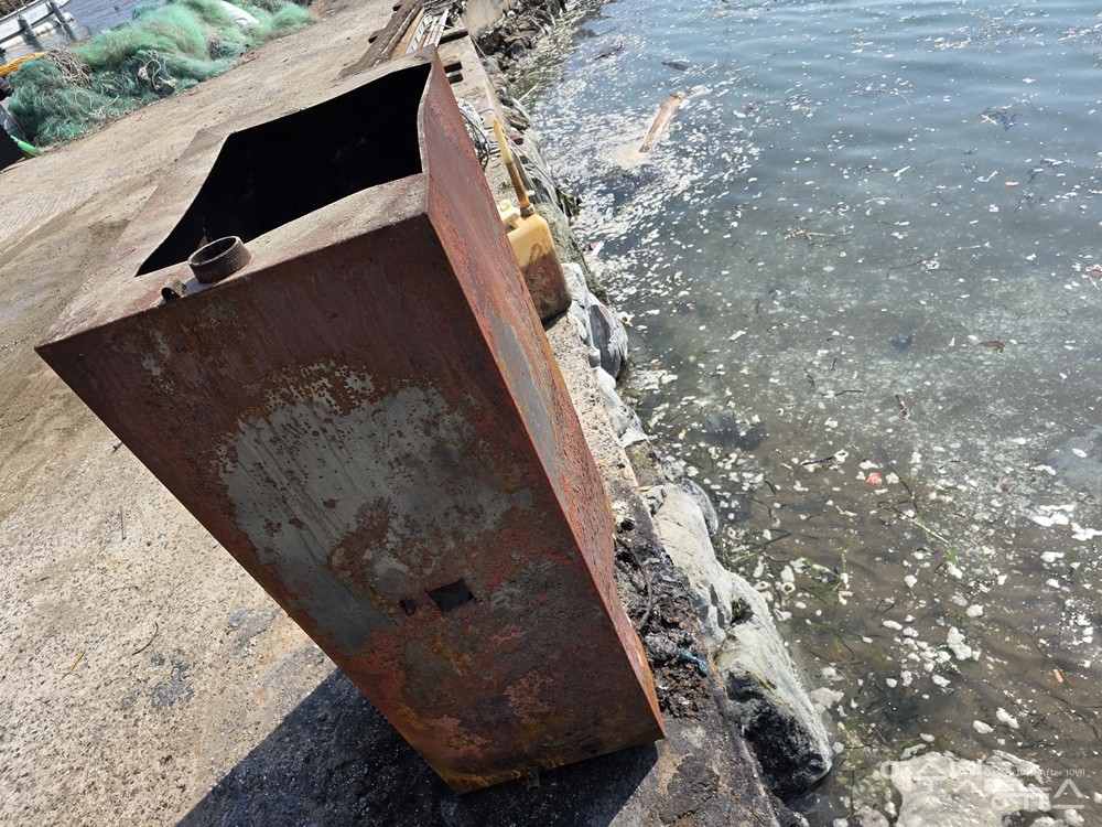 ▲ 여수 소경도 바닷가 쓰레기 소각 흔적 ⓒ조찬현