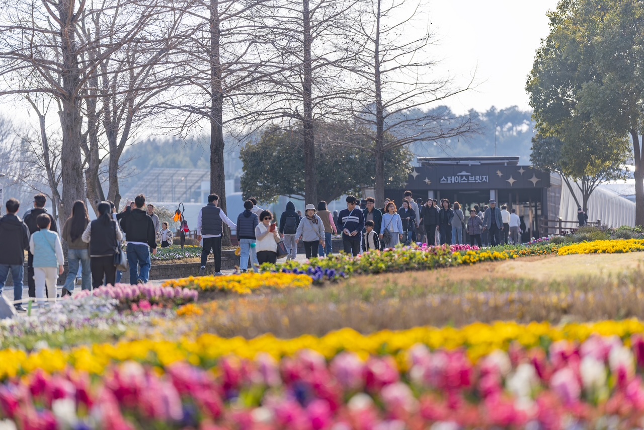 ▲ 봄을 맞아 순천만국가정원을 찾은 사람들 ⓒ순천시