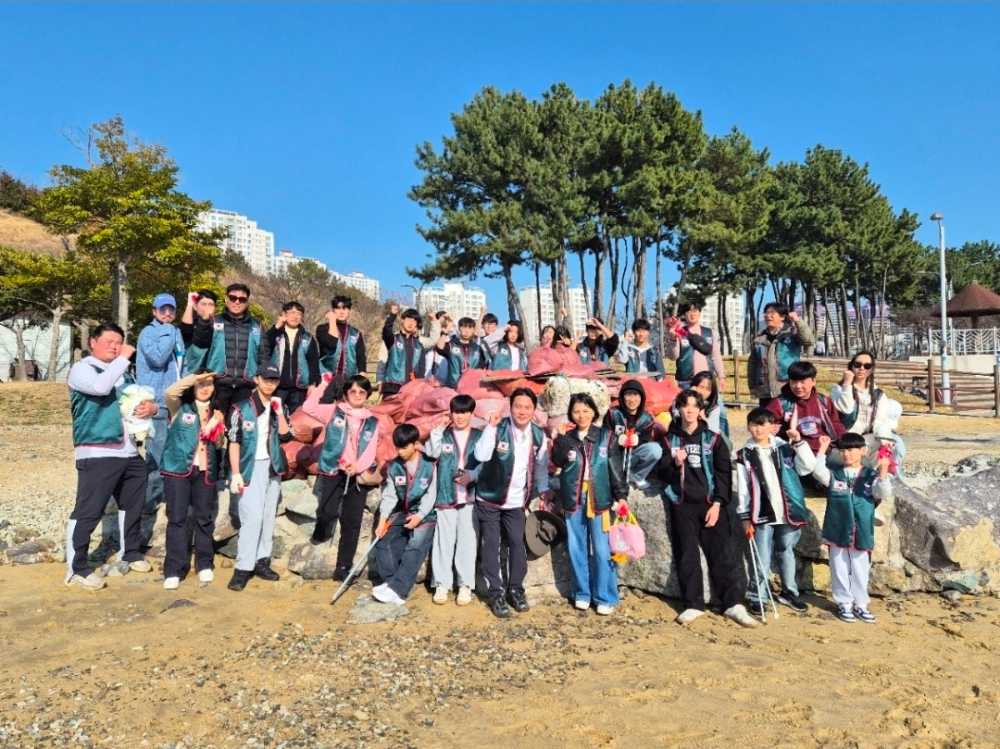 ▲웅천친수공원 및 장도 일대에서 해양 환경정화 플로깅 활동을 실시했다. ⓒ삼혜원