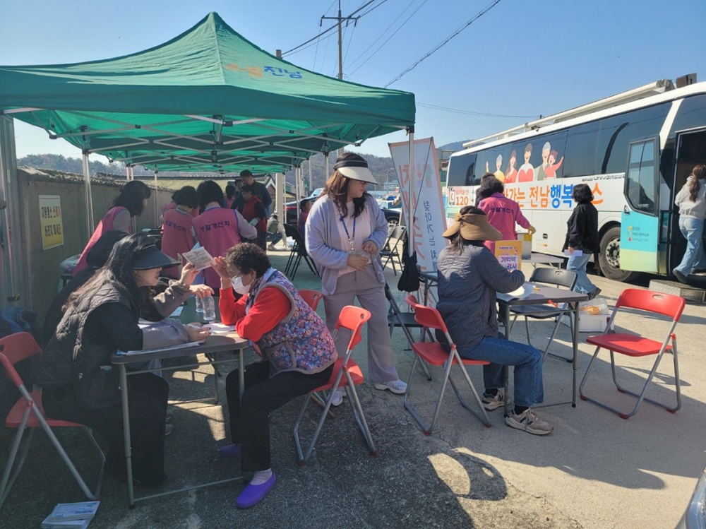 ▲여수시는 지난 23일 ‘전남행복버스’가 오천동을 방문해 80여 세대 주민들을 대상으로 이·미용과 보건·복지·문화 분야의 맞춤형 서비스를 운영했다. ⓒ여수시