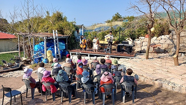 ▲ 여자도 '산다이동산'에서 열린 음악회를 관람하는 주민들 모습 ⓒ오문수