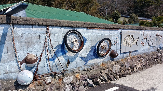 ▲ 소여자도 마을 담장에 그려진 그림들 ⓒ오문수