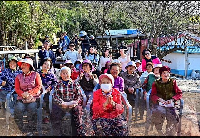 ▲ 여자도 '산다이동산'에서 열린 음악회에 참석한 주민들과 함께 기념촬영 ⓒ장수연