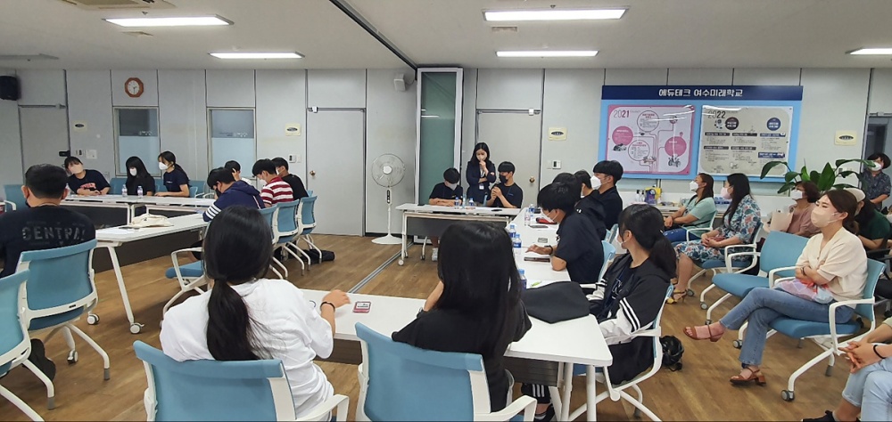 ▲여수시행복교육지원센터에서 학부모 참관 아래 학생들이 3D메이커 프로그램 관련 발표와 토론을 자유롭게 진행 중이다. ⓒ여수시