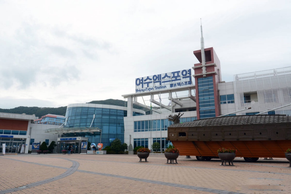 ▲여수시가 한국철도공사 전남본부, 2026 여수세계섬박람회 조직위원회와 “스마트관광 여수애(愛) 레일러” 업무협약을 체결했다. ⓒ여수시